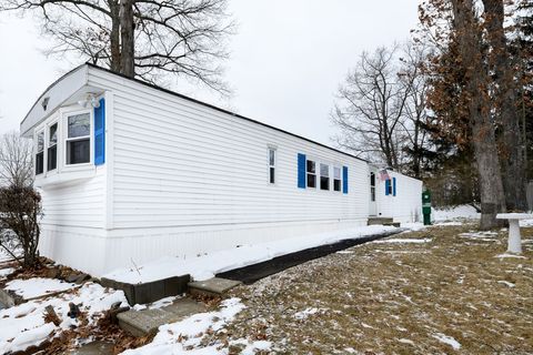 12 Presidential Cir Warren MA 01083