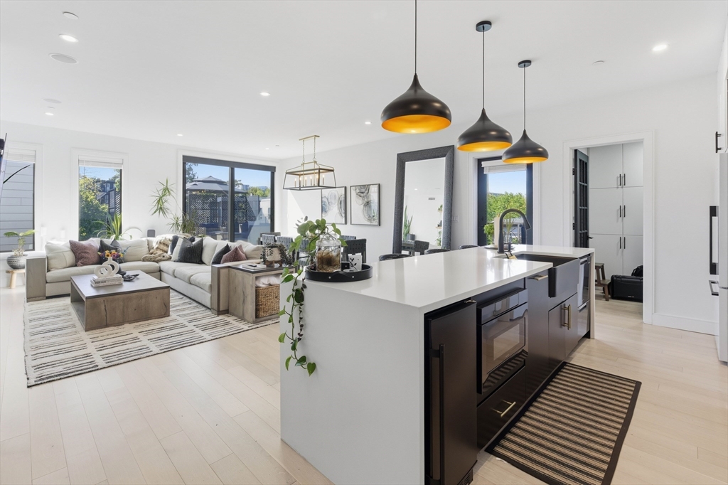 347 Maverick St 9