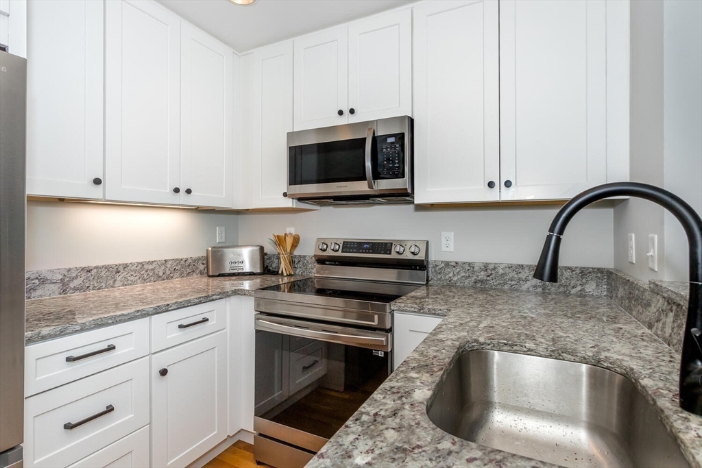 1241-1251 Adams St F407