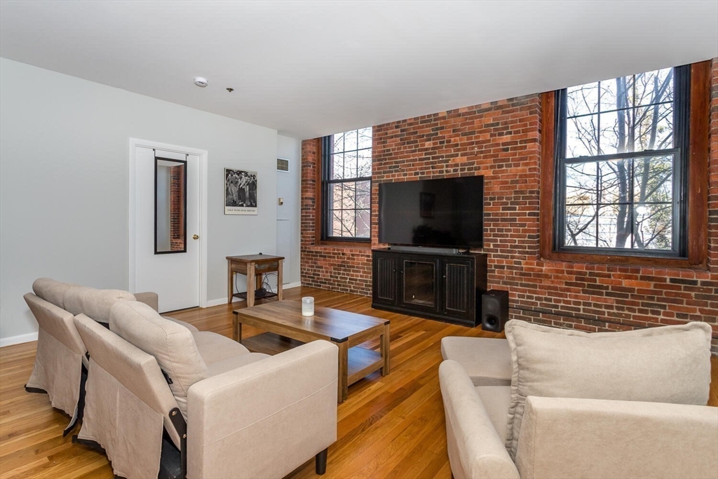 1241-1251 Adams St F407