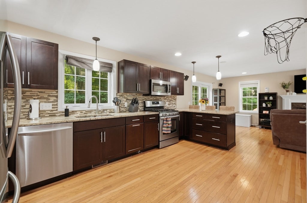8 Chessman Rd, Mansfield, MA Photo #7