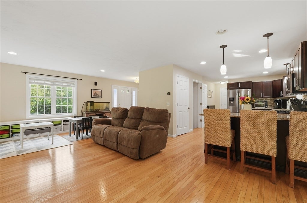 8 Chessman Rd, Mansfield, MA Photo #9