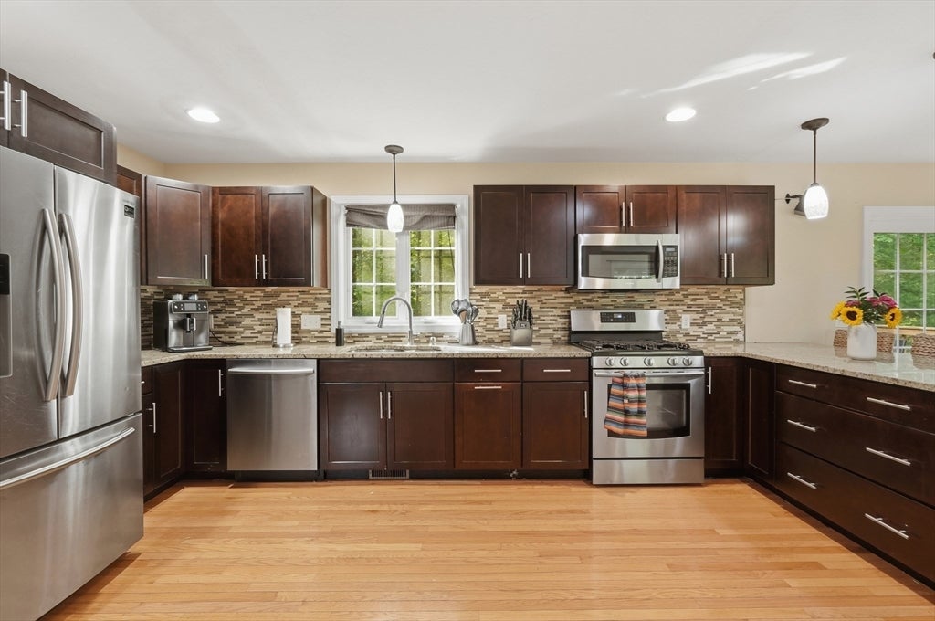 8 Chessman Rd, Mansfield, MA Photo #6