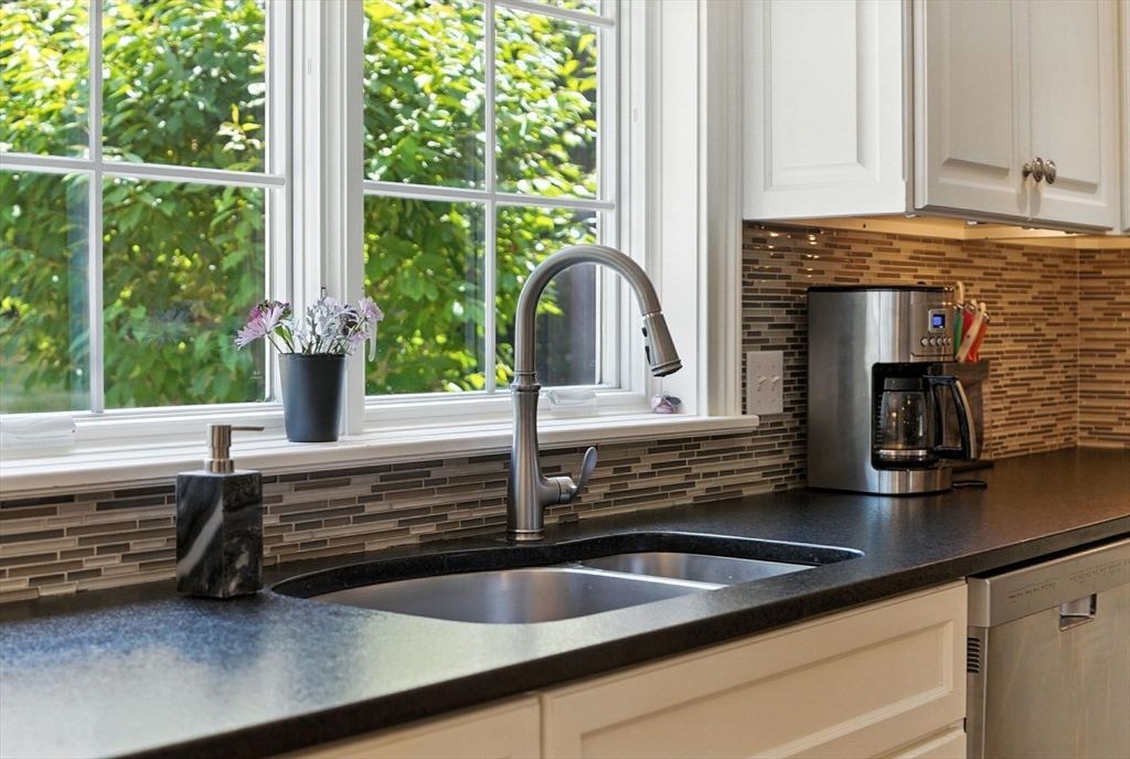 Longmeadow, Massachusetts 01106, United States, 4 Bedrooms Bedrooms, ,4 BathroomsBathrooms,Residential,Active,161495