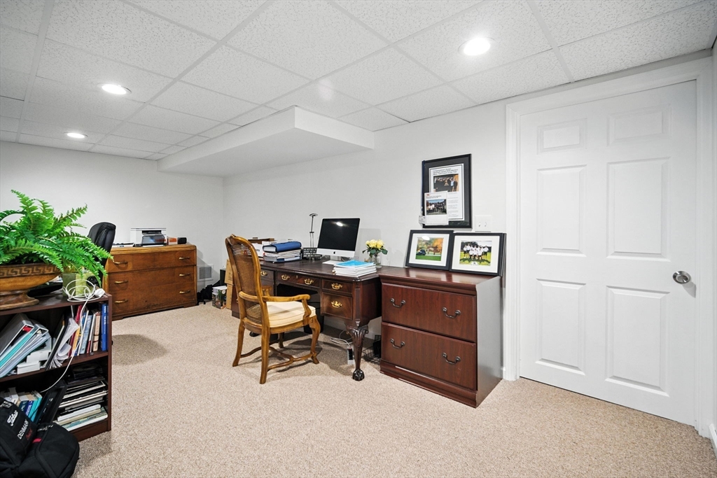 Longmeadow, Massachusetts 01106, United States, 4 Bedrooms Bedrooms, ,4 BathroomsBathrooms,Residential,Active,161495