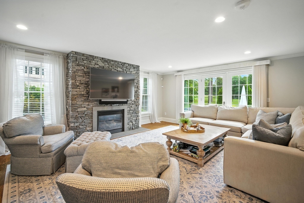 Longmeadow, Massachusetts 01106, United States, 4 Bedrooms Bedrooms, ,4 BathroomsBathrooms,Residential,Active,161495