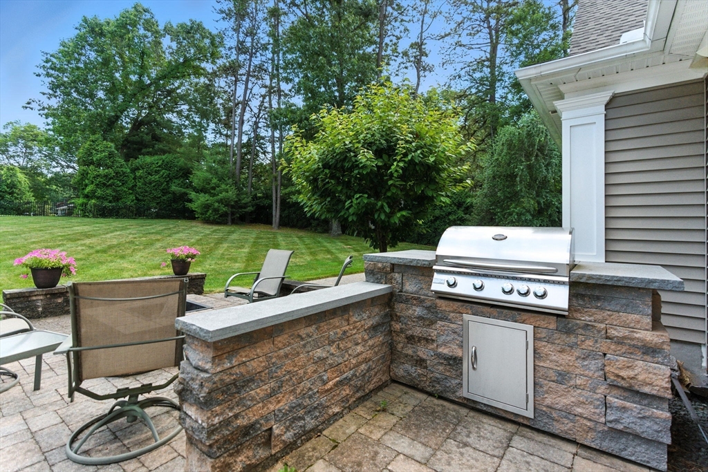 Longmeadow, Massachusetts 01106, United States, 4 Bedrooms Bedrooms, ,4 BathroomsBathrooms,Residential,Active,161495