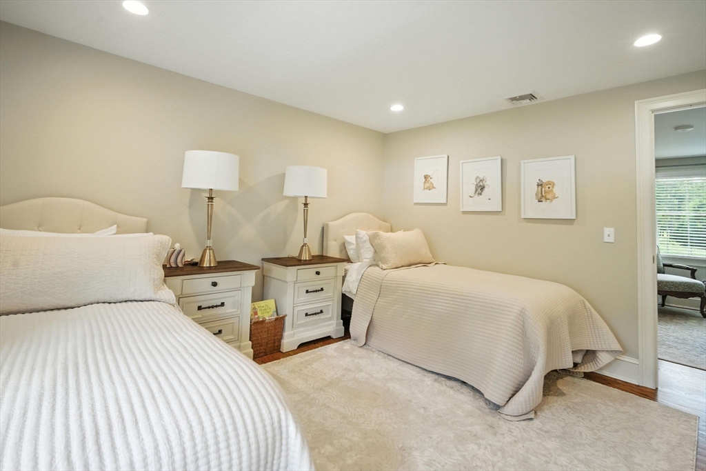 Longmeadow, Massachusetts 01106, United States, 4 Bedrooms Bedrooms, ,4 BathroomsBathrooms,Residential,Active,161495