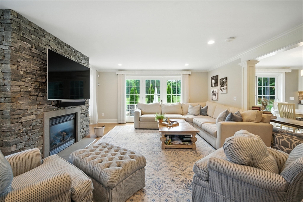 Longmeadow, Massachusetts 01106, United States, 4 Bedrooms Bedrooms, ,4 BathroomsBathrooms,Residential,Active,161495