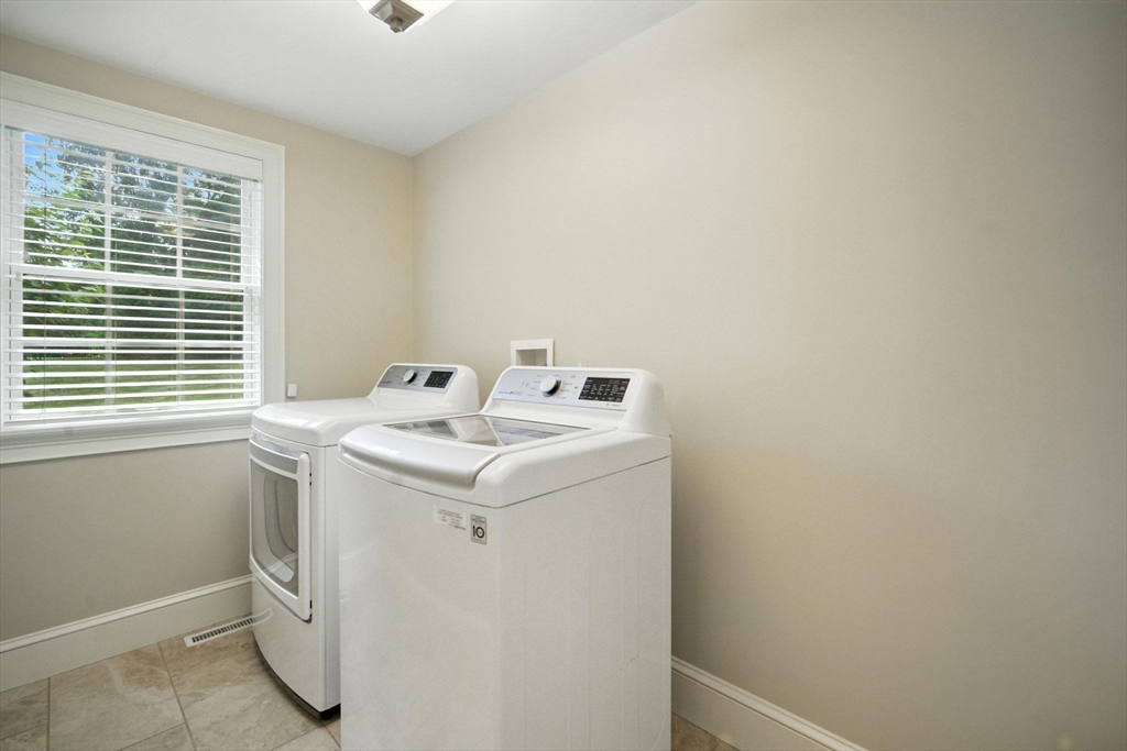 Longmeadow, Massachusetts 01106, United States, 4 Bedrooms Bedrooms, ,4 BathroomsBathrooms,Residential,Active,161495