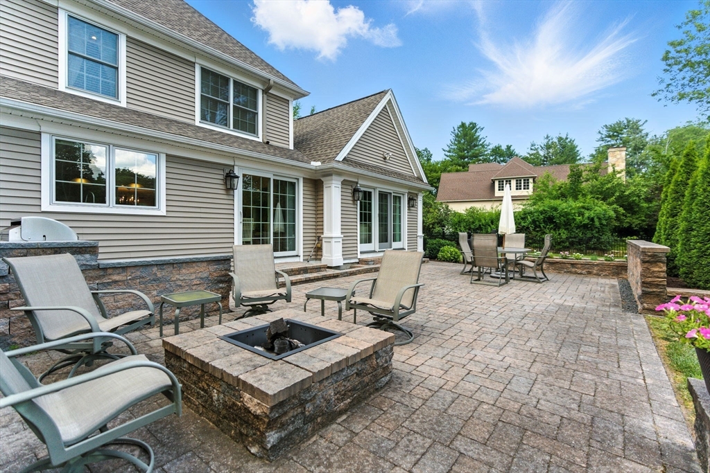 Longmeadow, Massachusetts 01106, United States, 4 Bedrooms Bedrooms, ,4 BathroomsBathrooms,Residential,Active,161495