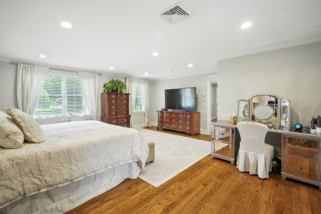 Longmeadow, Massachusetts 01106, United States, 4 Bedrooms Bedrooms, ,4 BathroomsBathrooms,Residential,Active,161495