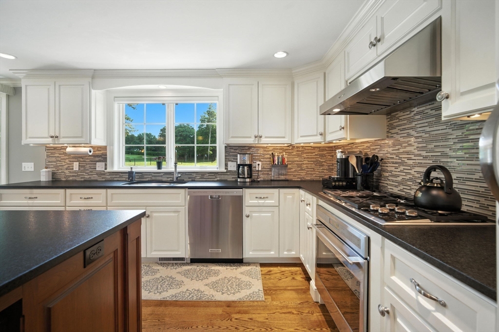 Longmeadow, Massachusetts 01106, United States, 4 Bedrooms Bedrooms, ,4 BathroomsBathrooms,Residential,Active,161495