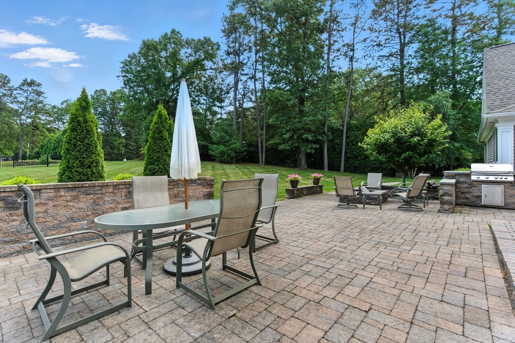 Longmeadow, Massachusetts 01106, United States, 4 Bedrooms Bedrooms, ,4 BathroomsBathrooms,Residential,Active,161495