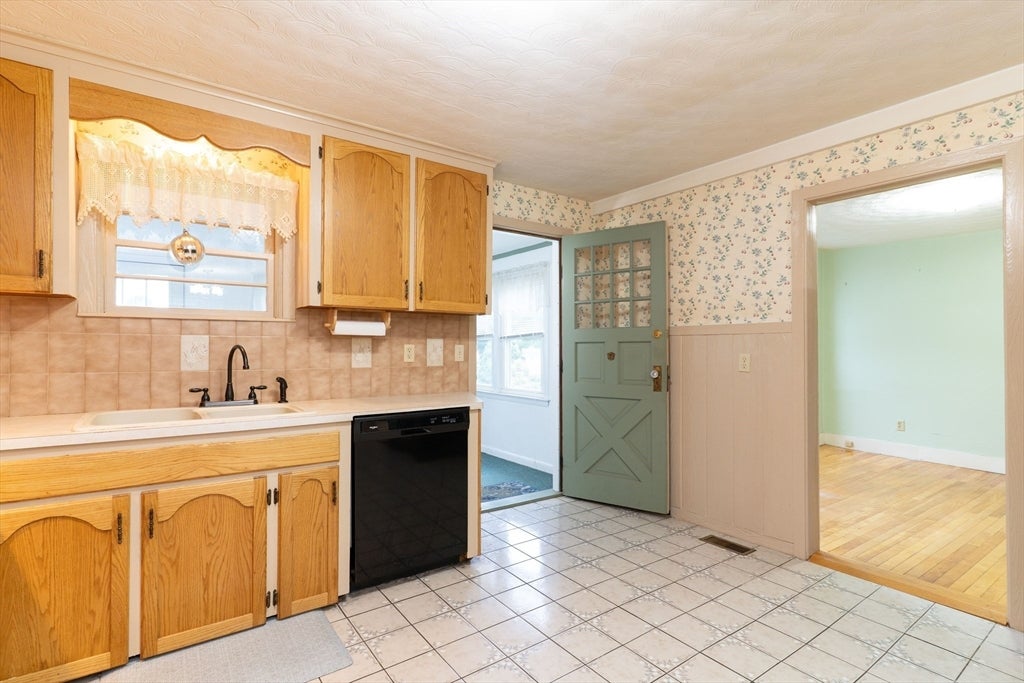 6 Maynard St, Webster, MA, 6 Maynard St, Webster, MA Photo #12
