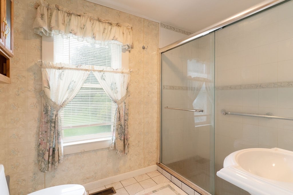 6 Maynard St, Webster, MA, 6 Maynard St, Webster, MA Photo #17