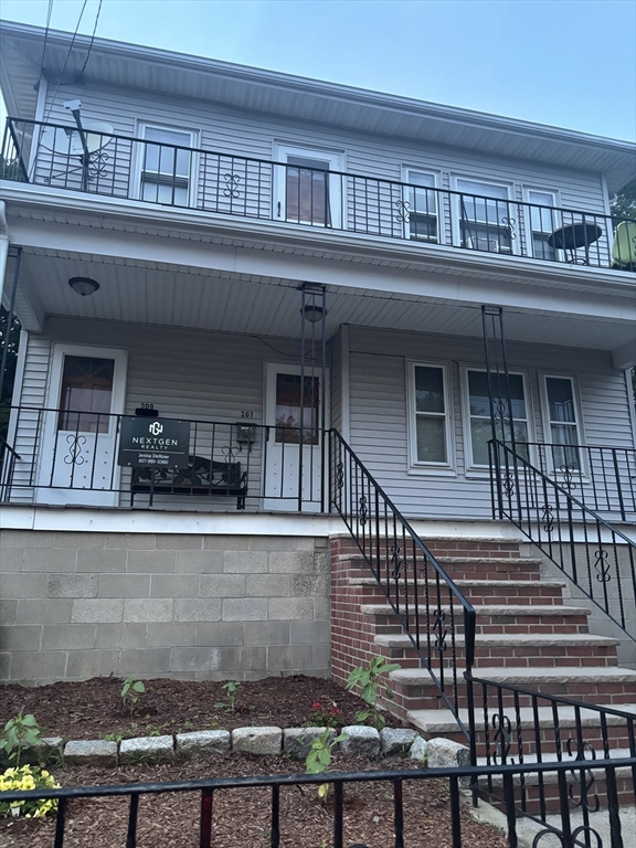 207 Gladstone St