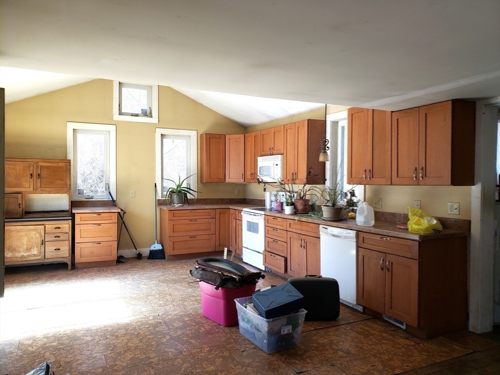 Huntington, Massachusetts 01050, United States, 3 Bedrooms Bedrooms, ,1 BathroomBathrooms,Residential,Active,93359