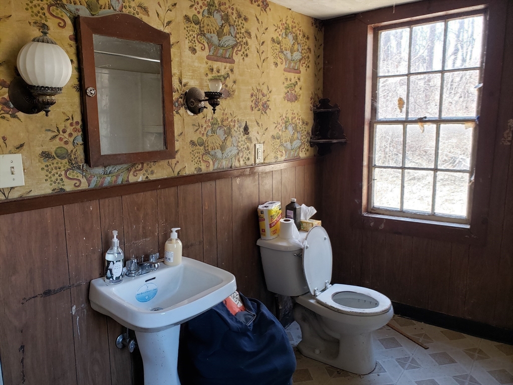 Huntington, Massachusetts 01050, United States, 3 Bedrooms Bedrooms, ,1 BathroomBathrooms,Residential,Active,93359