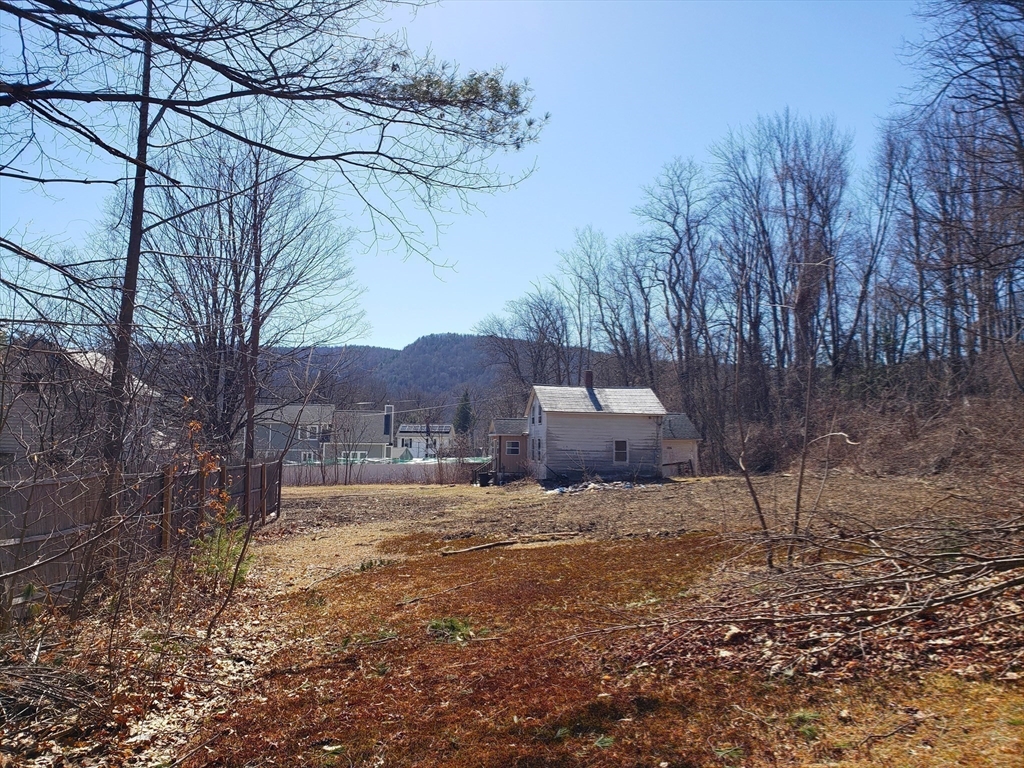 Huntington, Massachusetts 01050, United States, 3 Bedrooms Bedrooms, ,1 BathroomBathrooms,Residential,Active,93359