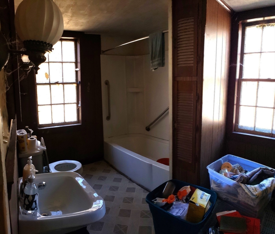 Huntington, Massachusetts 01050, United States, 3 Bedrooms Bedrooms, ,1 BathroomBathrooms,Residential,Active,93359