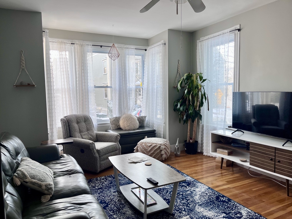 Click for 19 Marshall St #1, Somerville, MA slideshow