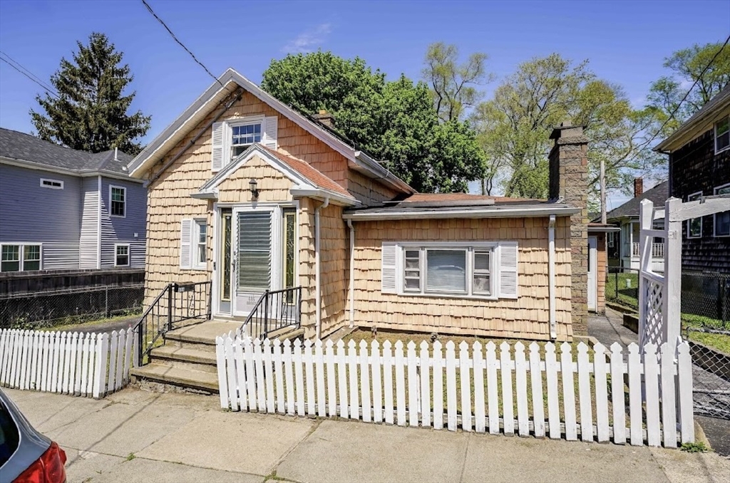 686 Charles St