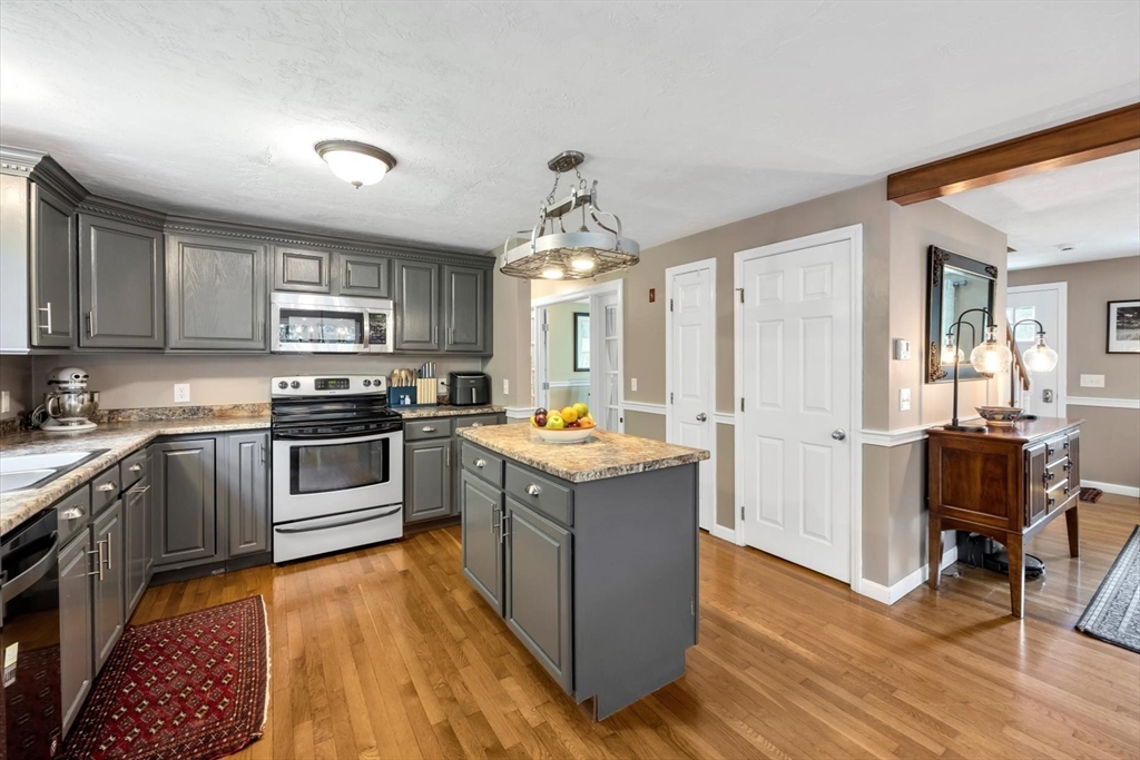 53 Thornberry Cir, Mashpee, MA Photo #17