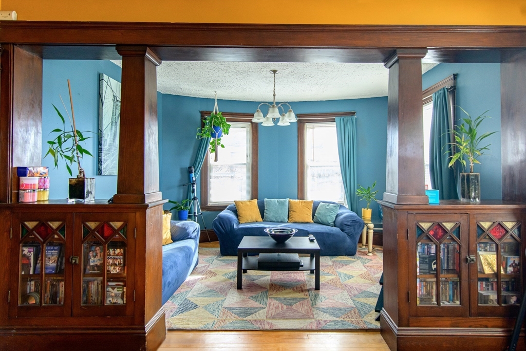 Worcester, Massachusetts 01610, United States, 9 Bedrooms Bedrooms, ,4 BathroomsBathrooms,Residential,Contingent,114123