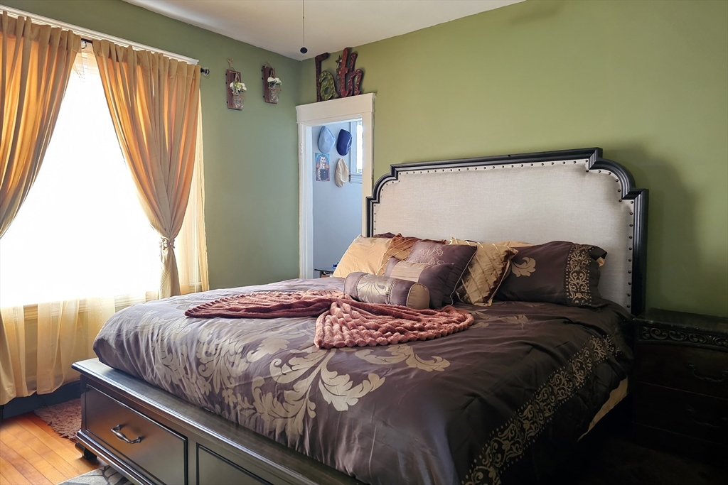 Worcester, Massachusetts 01610, United States, 9 Bedrooms Bedrooms, ,4 BathroomsBathrooms,Residential,Contingent,114123