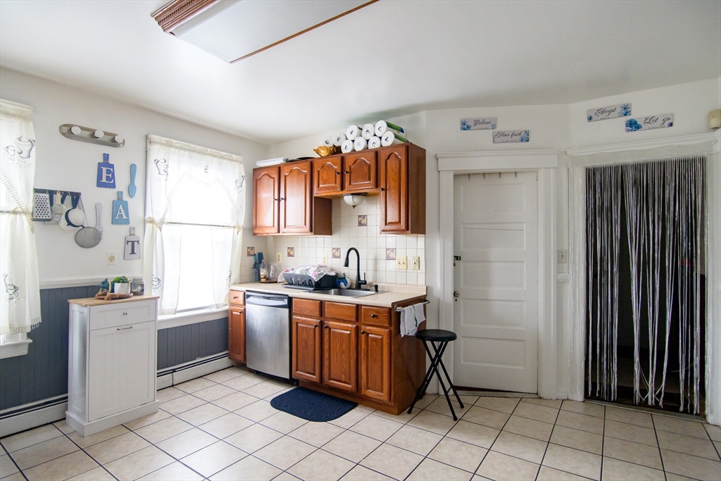 Worcester, Massachusetts 01610, United States, 9 Bedrooms Bedrooms, ,4 BathroomsBathrooms,Residential,Contingent,114123