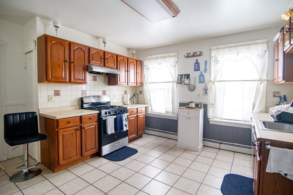 Worcester, Massachusetts 01610, United States, 9 Bedrooms Bedrooms, ,4 BathroomsBathrooms,Residential,Contingent,114123