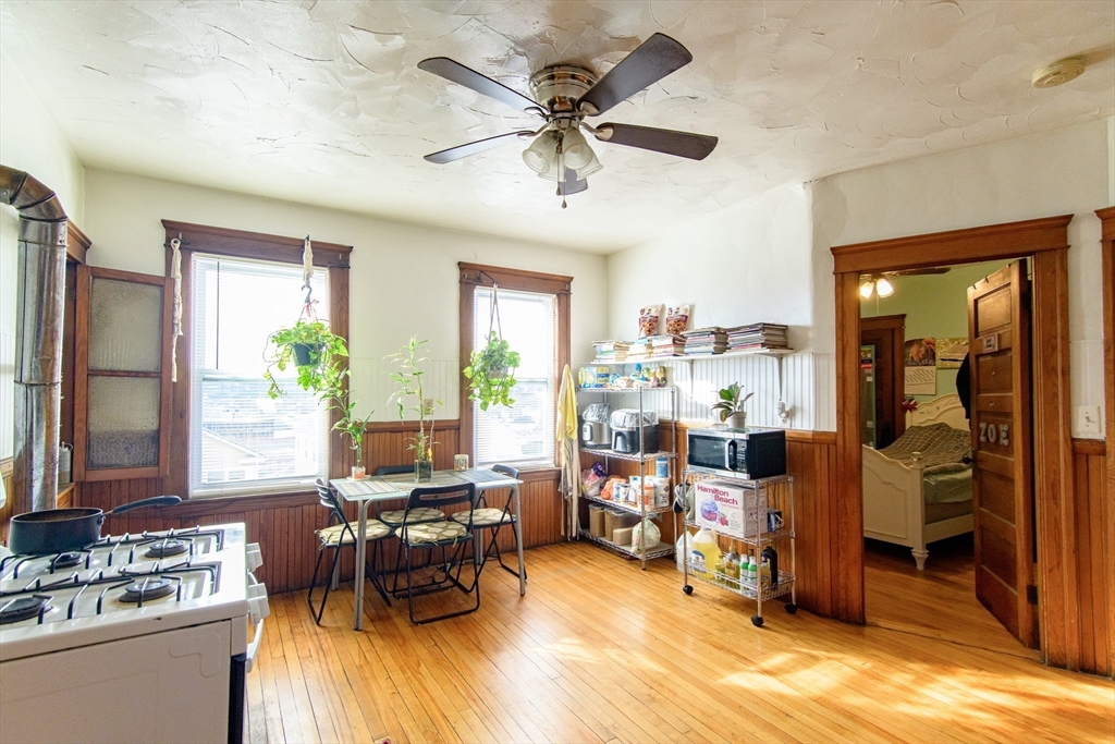 Worcester, Massachusetts 01610, United States, 9 Bedrooms Bedrooms, ,4 BathroomsBathrooms,Residential,Contingent,114123