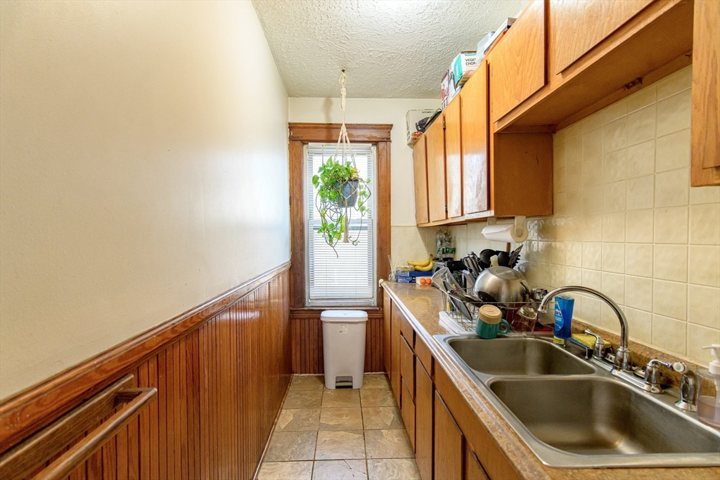 Worcester, Massachusetts 01610, United States, 9 Bedrooms Bedrooms, ,4 BathroomsBathrooms,Residential,Contingent,114123