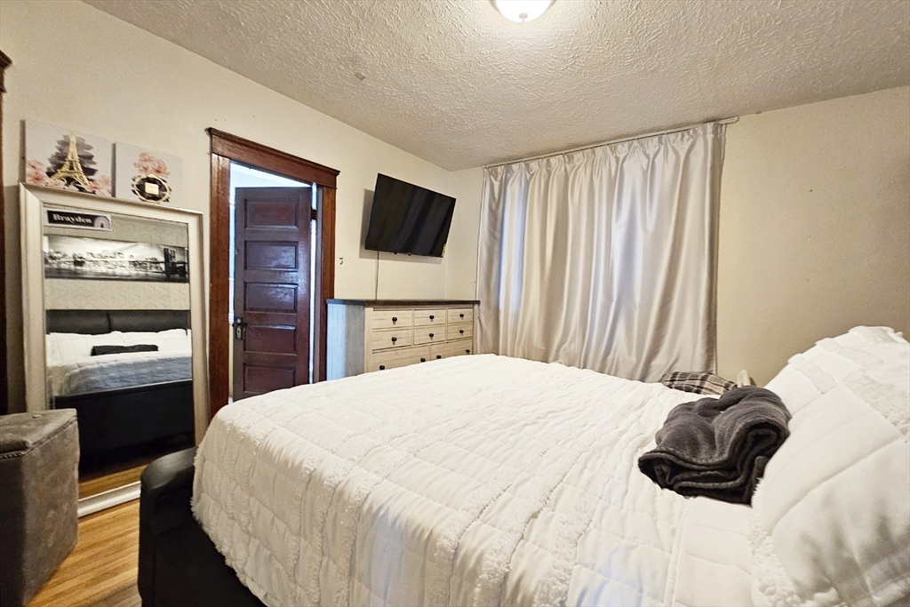 Worcester, Massachusetts 01610, United States, 9 Bedrooms Bedrooms, ,4 BathroomsBathrooms,Residential,Contingent,114123