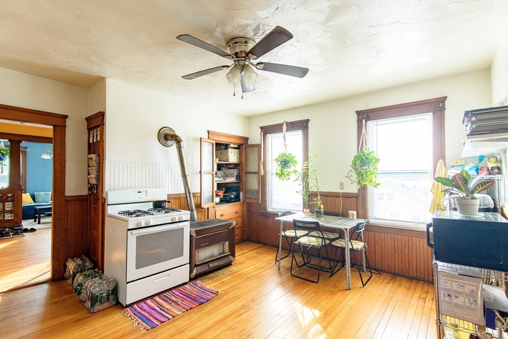 Worcester, Massachusetts 01610, United States, 9 Bedrooms Bedrooms, ,4 BathroomsBathrooms,Residential,Contingent,114123