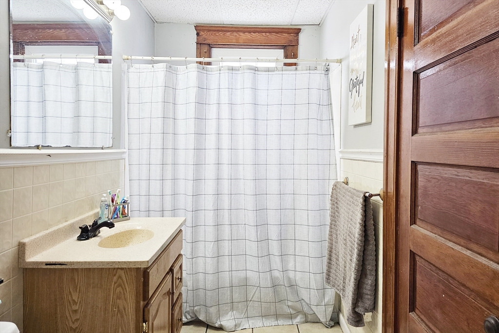 Worcester, Massachusetts 01610, United States, 9 Bedrooms Bedrooms, ,4 BathroomsBathrooms,Residential,Contingent,114123