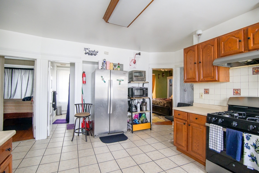 Worcester, Massachusetts 01610, United States, 9 Bedrooms Bedrooms, ,4 BathroomsBathrooms,Residential,Contingent,114123