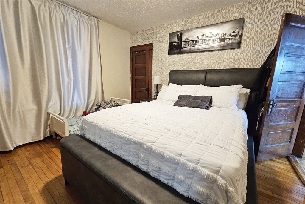 Worcester, Massachusetts 01610, United States, 9 Bedrooms Bedrooms, ,4 BathroomsBathrooms,Residential,Contingent,114123