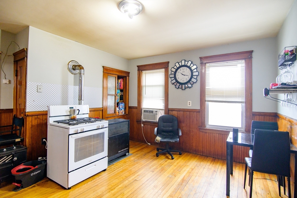 Worcester, Massachusetts 01610, United States, 9 Bedrooms Bedrooms, ,4 BathroomsBathrooms,Residential,Contingent,114123