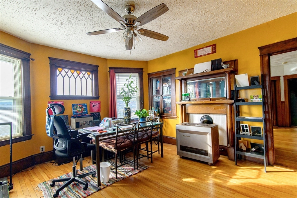 Worcester, Massachusetts 01610, United States, 9 Bedrooms Bedrooms, ,4 BathroomsBathrooms,Residential,Contingent,114123