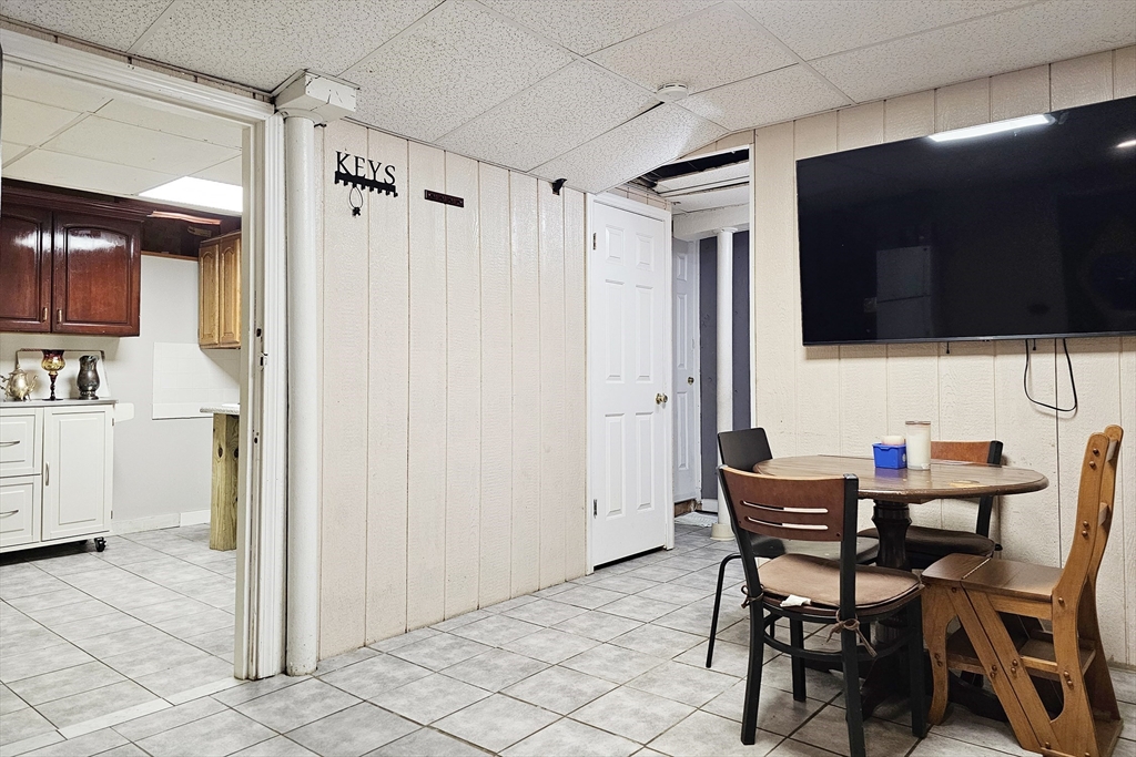 Worcester, Massachusetts 01610, United States, 9 Bedrooms Bedrooms, ,4 BathroomsBathrooms,Residential,Contingent,114123