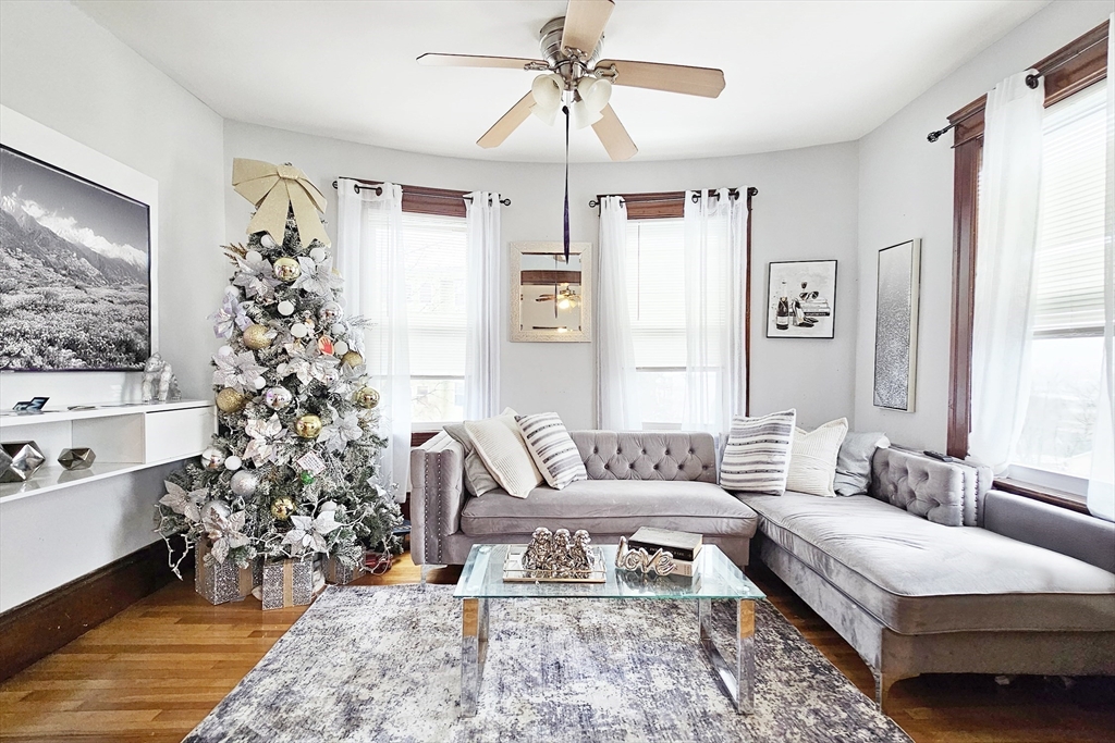 Worcester, Massachusetts 01610, United States, 9 Bedrooms Bedrooms, ,4 BathroomsBathrooms,Residential,Contingent,114123