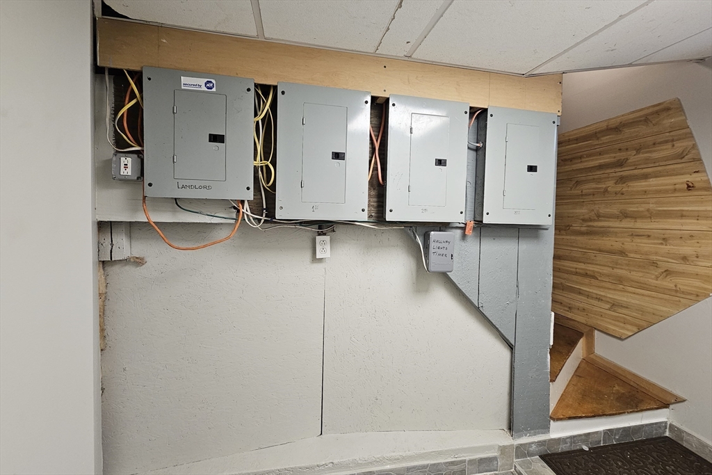 Worcester, Massachusetts 01610, United States, 9 Bedrooms Bedrooms, ,4 BathroomsBathrooms,Residential,Contingent,114123