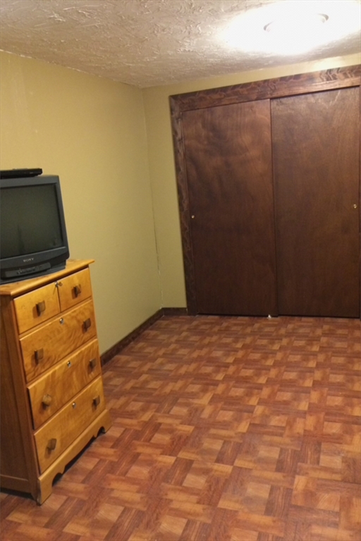 Worcester, Massachusetts 01610, United States, 9 Bedrooms Bedrooms, ,4 BathroomsBathrooms,Residential,Contingent,114123