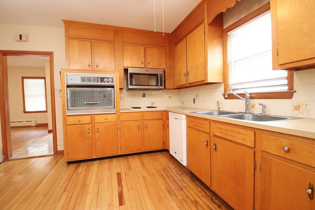 Saugus, Massachusetts 01906, United States, 3 Bedrooms Bedrooms, ,4 BathroomsBathrooms,Residential,Active,144561