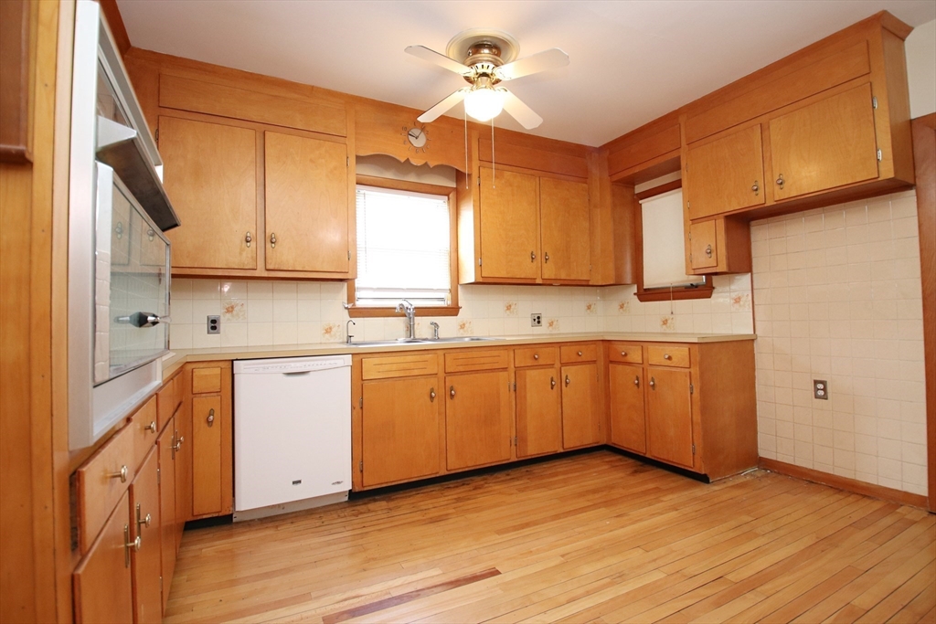 Saugus, Massachusetts 01906, United States, 3 Bedrooms Bedrooms, ,4 BathroomsBathrooms,Residential,Active,144561