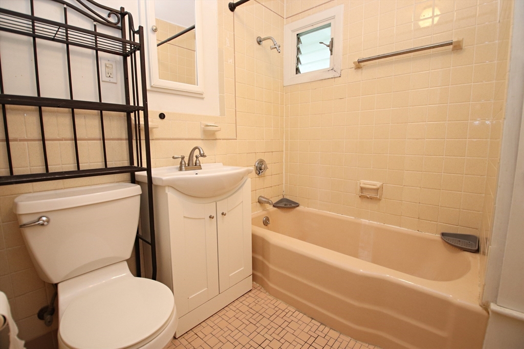 Saugus, Massachusetts 01906, United States, 3 Bedrooms Bedrooms, ,4 BathroomsBathrooms,Residential,Active,144561