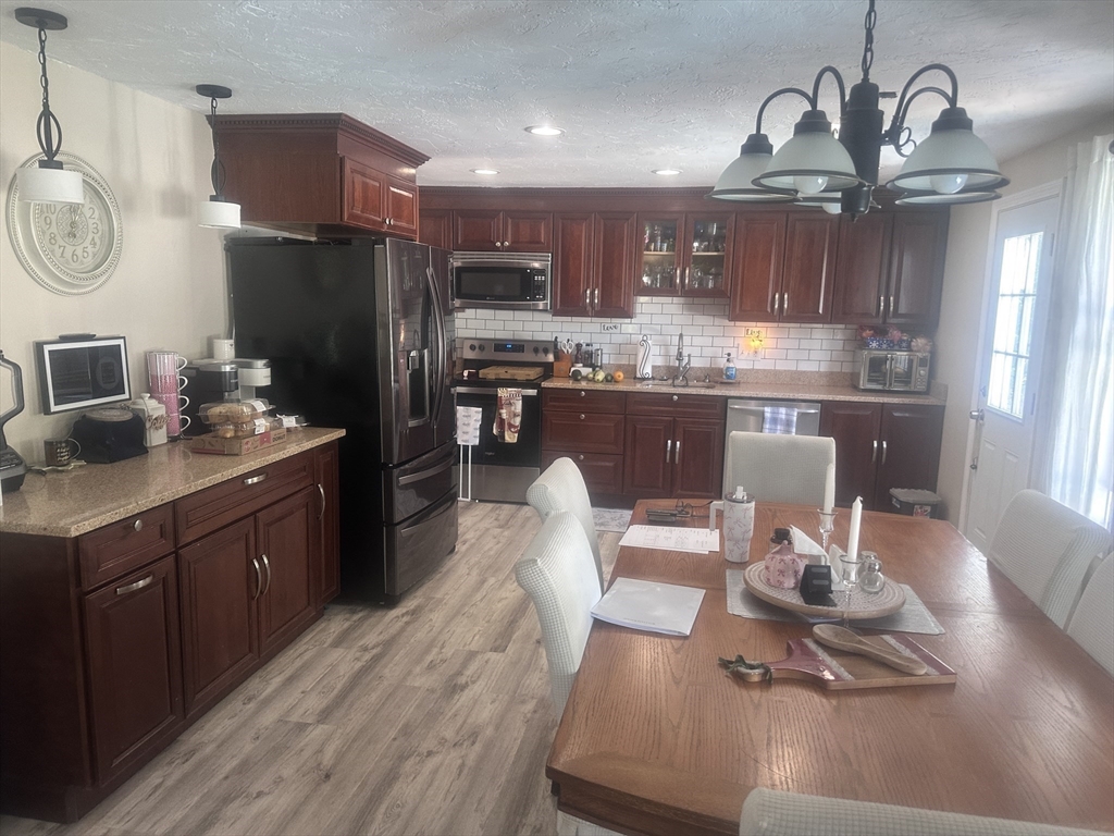 35 Pilgrim Dr