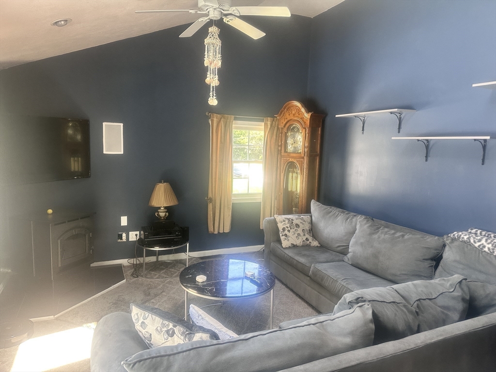 35 Pilgrim Dr